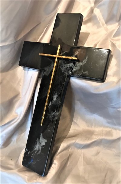 Croix en granit avec croix laiton au centre