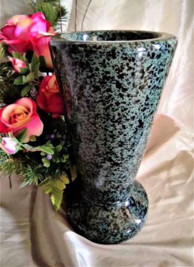 Vase en granit conique vert
