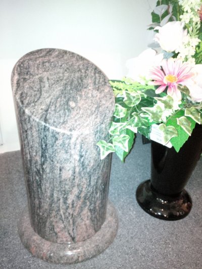 Urne granit en colonne pour extérieur